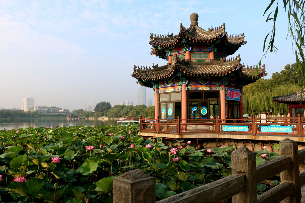 大明湖历史悠久,景色秀美,名胜古迹周匝其间,湖畔有历下亭,铁公祠