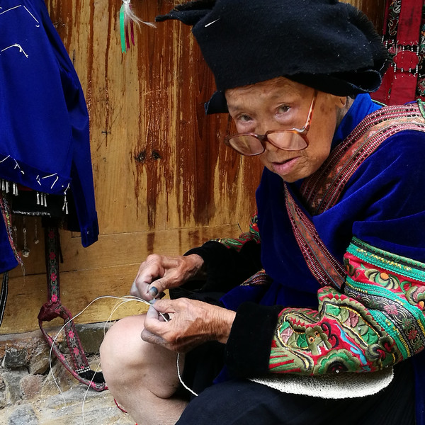 这个老人已经80多岁了,他正在吹的是芦笙,苗族男性专门吹的一种乐器