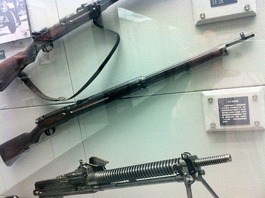 日军则主要是步枪配备少量机枪,其中日本三八大盖非常著名 但是一旦