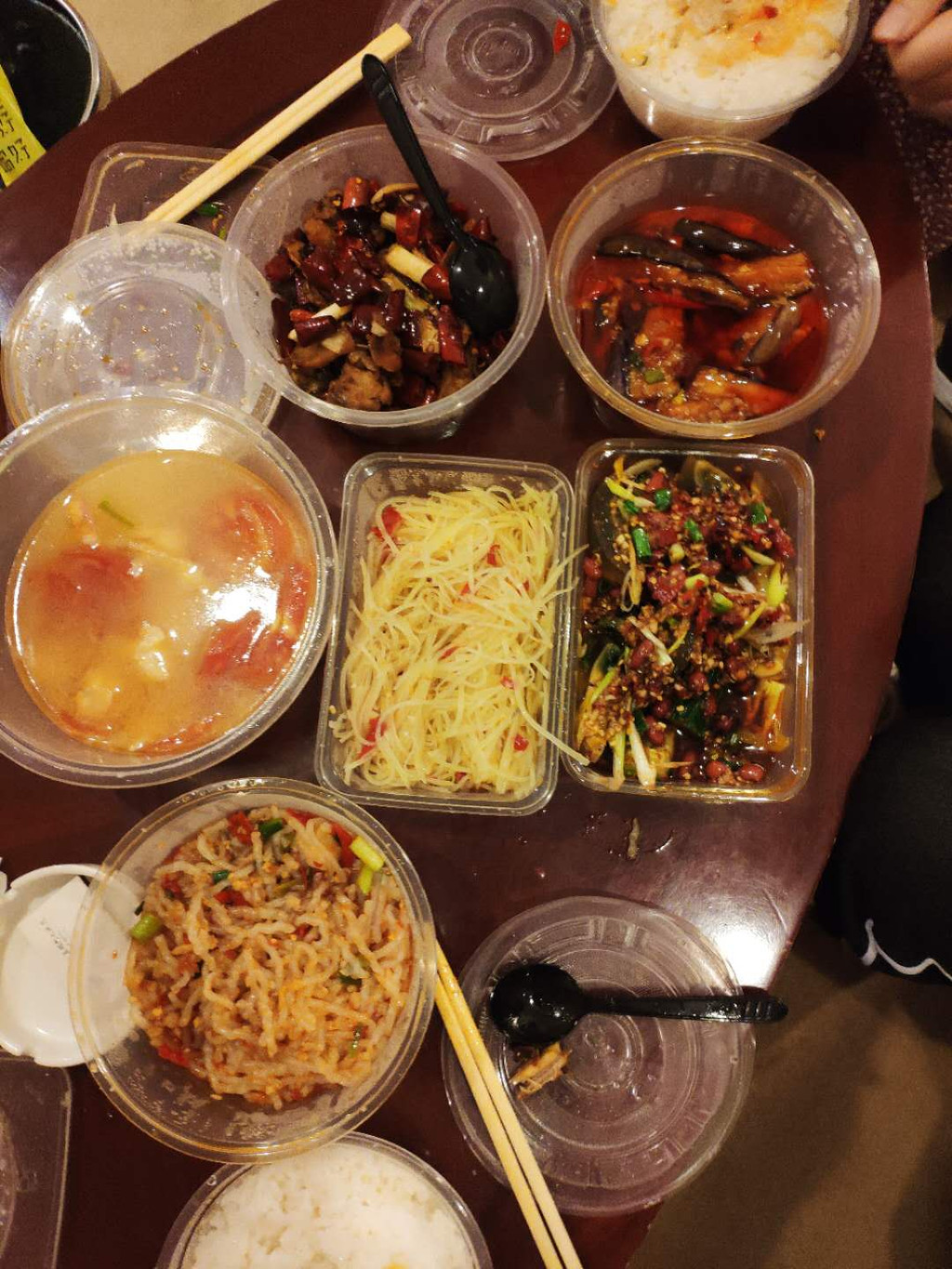 累了又回到酒店,提前手机外卖,在到达酒店时外卖小哥及时递上热气美食