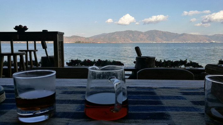                在观景台喝茶看海