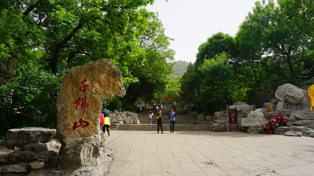 千佛山公园大门门票30元,60岁以上老年人凭证免费.