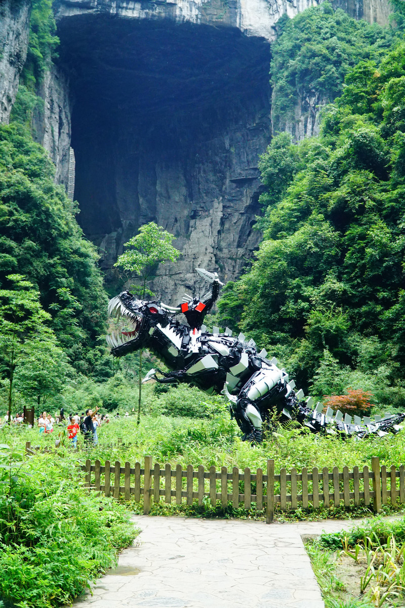 武隆 的景点由于离市区较远,建议来个2日游,住宿一晚在仙女山镇,这样