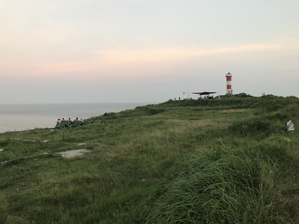 是不是差距很大,没办法,居民家里,150元一个晚上,床铺一点矮,三间套房共用一个卫生间,建议自己带凉席,被子和枕套,当然和别人共用一个卫生间真的不舒服,不过想想露营的同学没有卫生间,好像也可以忍,哈哈,最好是能订到一间一个卫生间的。祝你们好运。 定好房间,就准备出行。原计划3点半出门的,各种事情耽误下,16点才出门,结果理工男不熟悉路,到厦门漳州港上高速,路在修,绕了一大圈,期间还遇到公安检查,还好我们没被抽到,不然真是18点都到不了,建议从龙海榜山上高速,一个半小时能到。 镇海角的路不好走,还在修路,