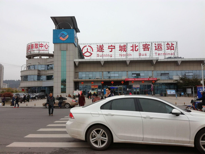 55间房     遂宁99快捷酒店位于火车站正对面,与"遂宁火车站"毗邻