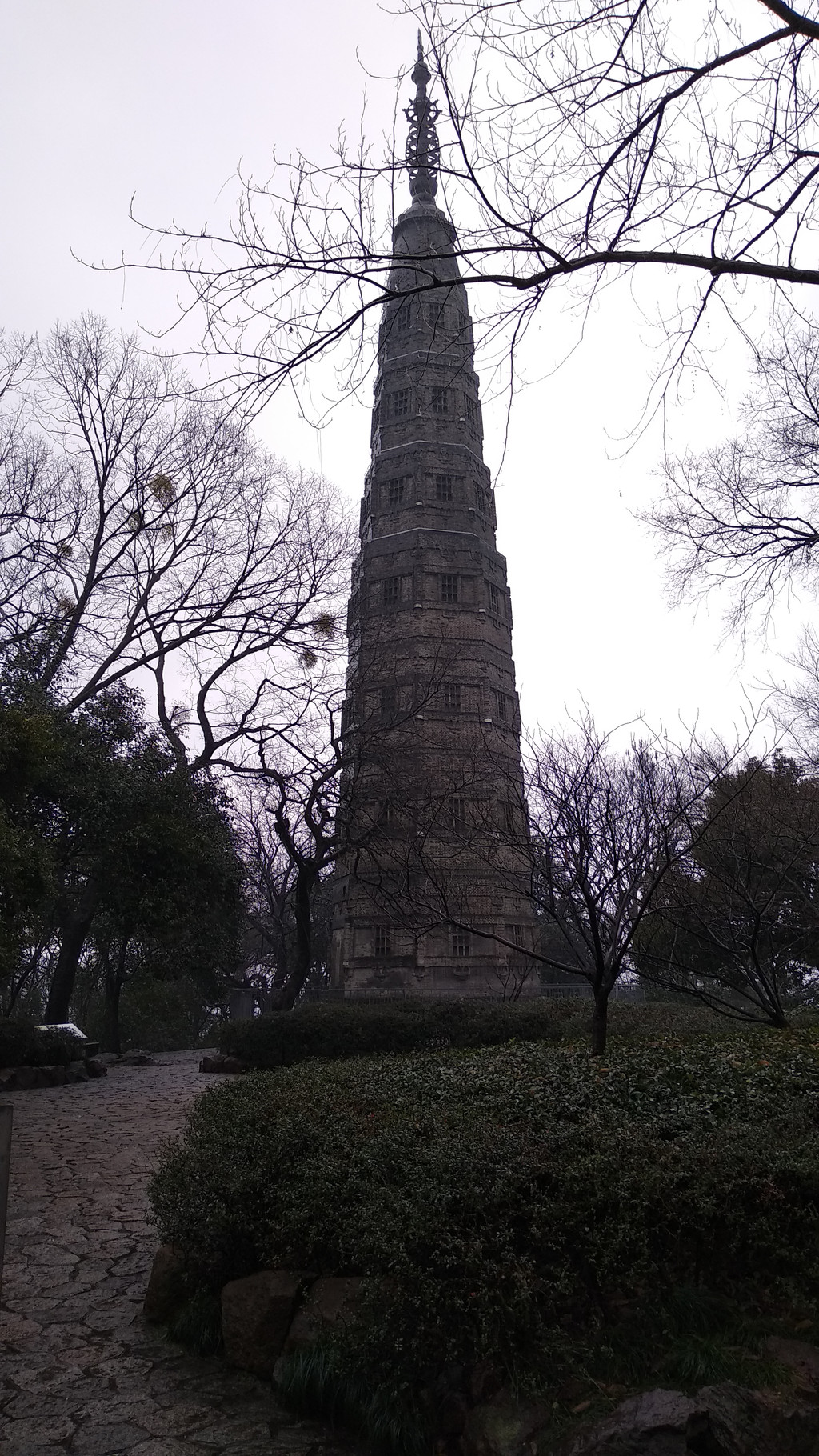 杭州西湖边宝石山的保俶塔和抱朴道观:冬雨绵密中的缘份