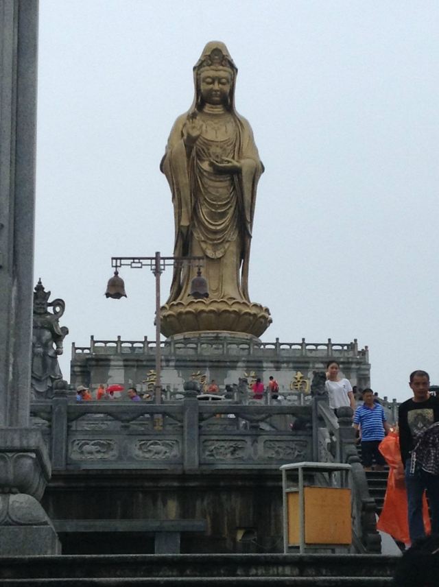 下雨天还是有很多人 普陀南海观音