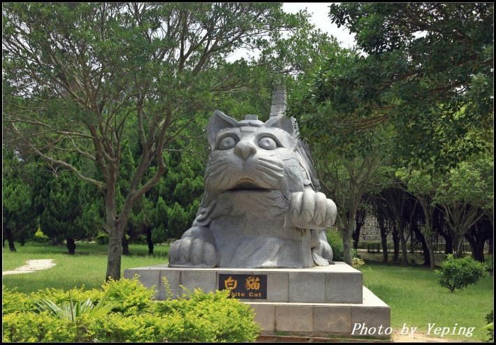 两个巨大的猫,分别用白色,或黑色石头雕成,叫《黑猫白猫 崇武古城