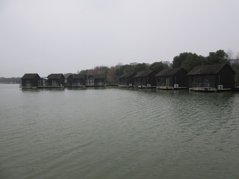 漂浮水面小木屋,阳台钓鱼竺山湖 - 中国游记攻