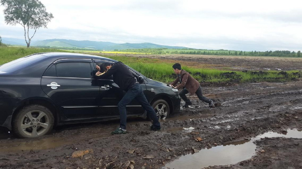 出发继续前行.因昨日下雨,道路已泥泞,不幸的是我们陷车了.