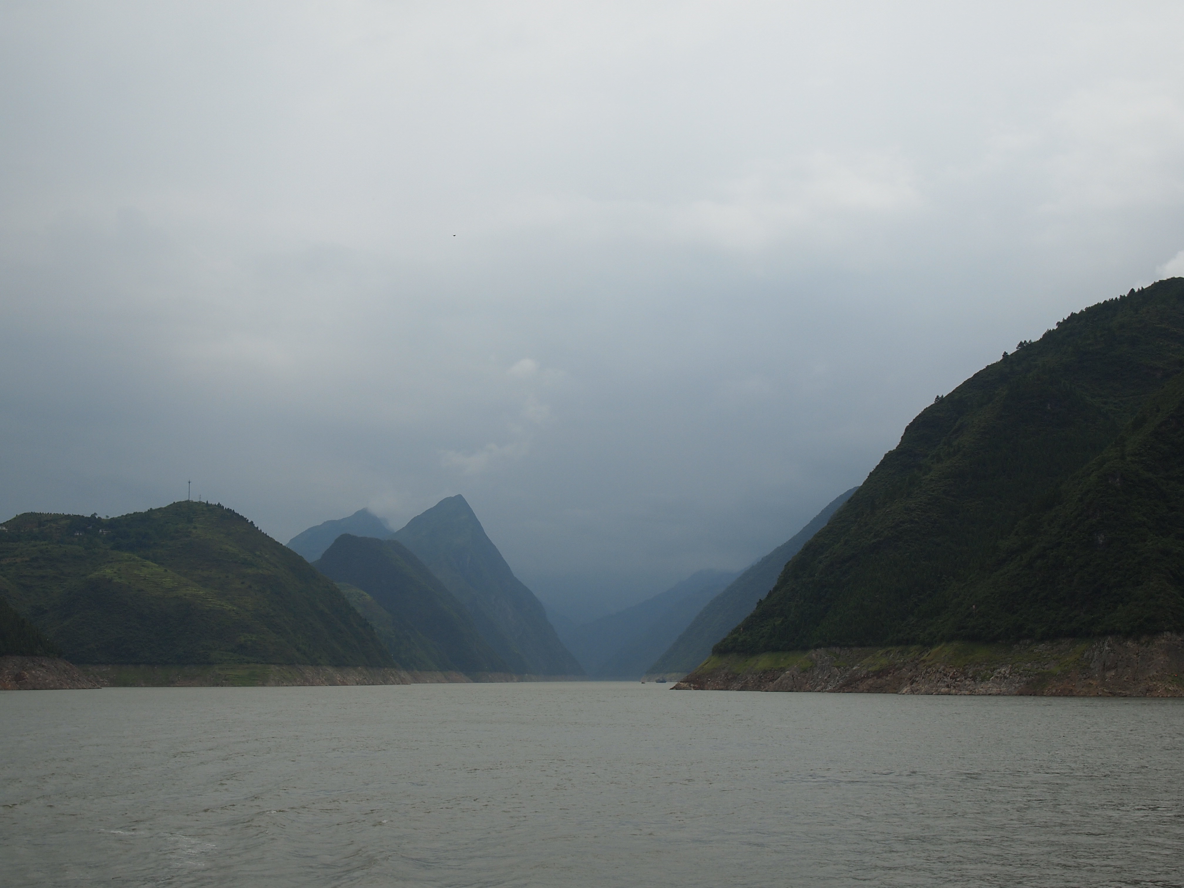 巫峡东起巴东县官渡口,西至巫山县城东大宁河,全长46公里,有大峡之