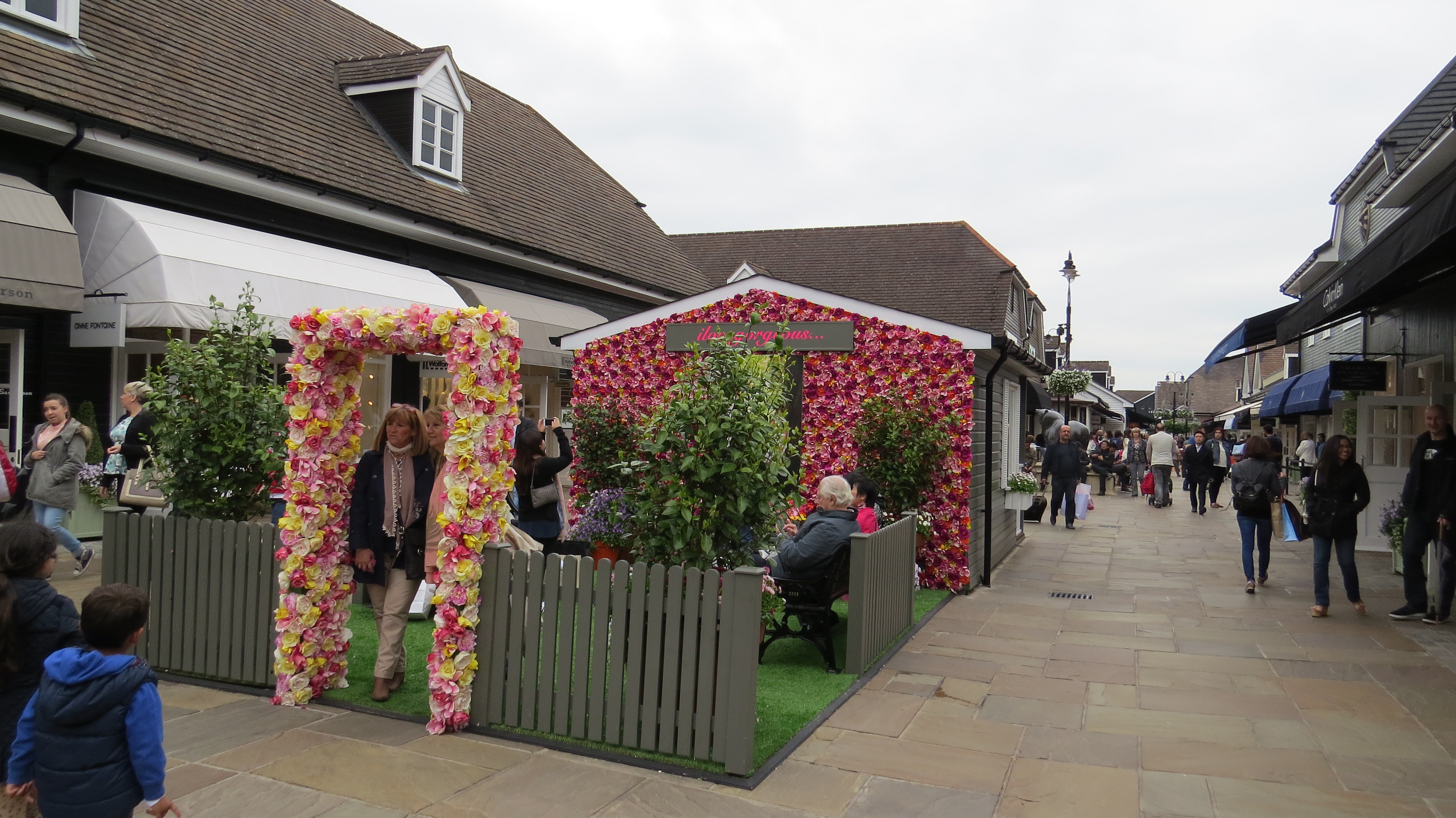 比斯特名牌购物村(bicester village)位于英格兰东南部牛津郡的