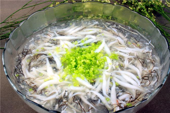 银鱼羹,黄河三峡景区的特色菜,银鱼这种鱼没有刺,很好吃的,下次来还要