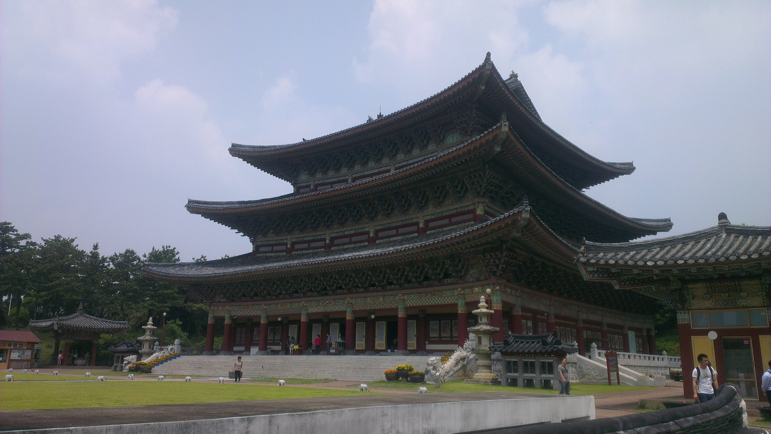是用朝鲜早期佛教建筑方式建成的寺庙,高30米(相当于10层楼的建筑物)