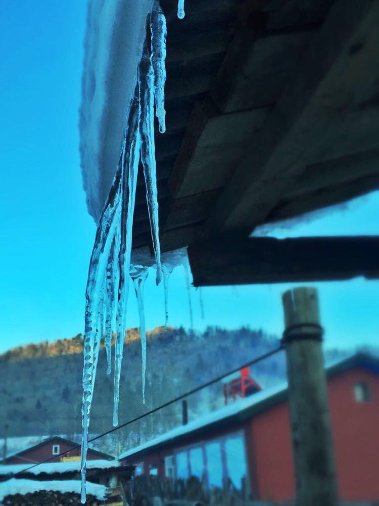 屋檐上的冰凌. 雪谷