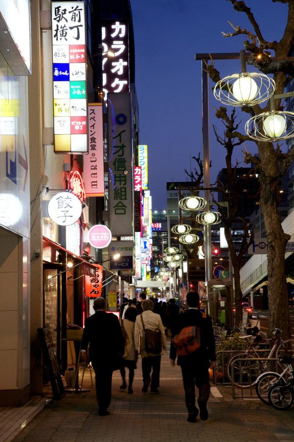 饭后肯定要到名古屋市内看夜景,尤其是栄町的标志性建筑:电视塔,科学