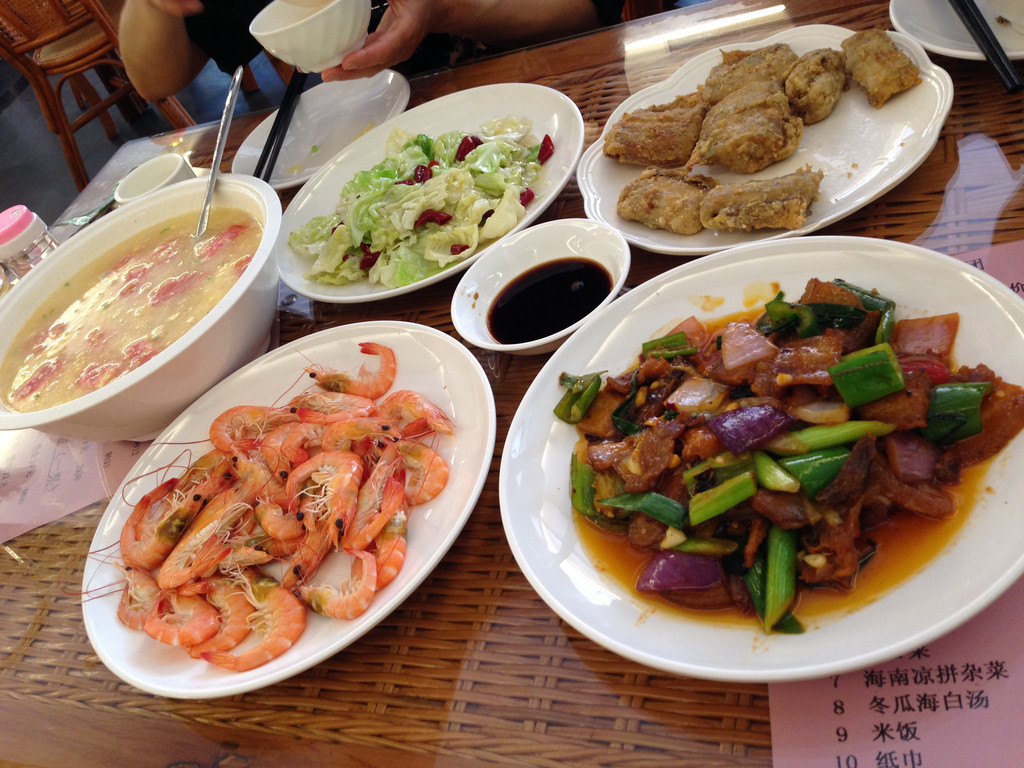 午餐是在一家叫"新海南"的餐厅搞定的,总结一下:家常菜,量很足,性价比