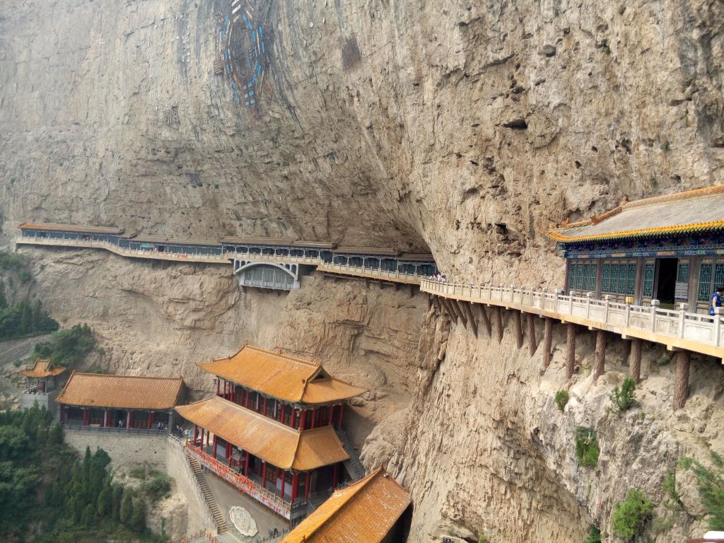 从天桥下来可以徒步前往龙头寺换乘站,路上可以观看圣乳泉等小景点.