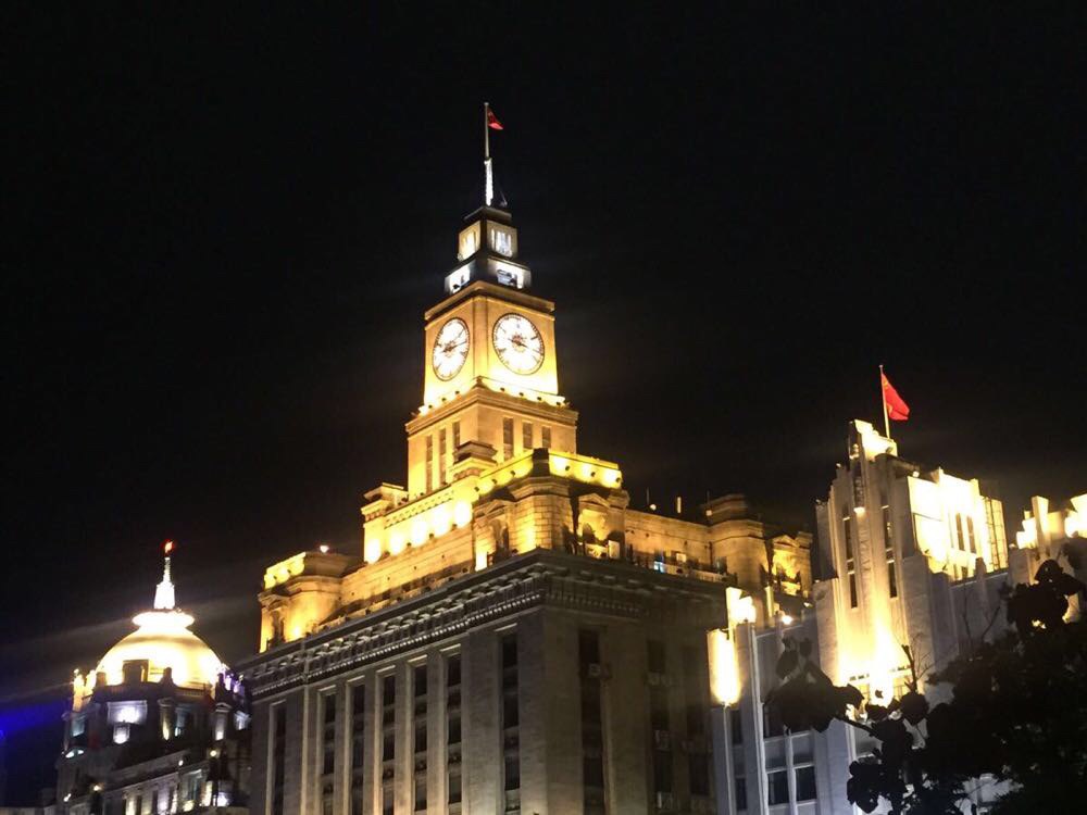 第二天八点多出发,坐地铁来到城隍庙,直奔南翔小笼包。来到二楼点了份蟹肉小笼包25元(二楼只有这个!?三楼比二楼贵,但是品种齐全环境好),二楼环境不好,服务员态度懒散,及其失望,包子感觉很普通。一楼外卖铺就很多人排队,建议预算不多的就在外卖铺买几个尝尝就罢。吃完早餐来到豫园,学生证半价20元,没想到里面外国游客的数量能跟国人持平。。豫园里的建筑蛮具代表性的,各种假山布局巧妙,最喜欢屋顶了,各种雕像花纹在上面,有几堵墙的墙顶就是一条龙,超帅的。 12点前突然想再多住一晚的,但八人间已经没了。血的教训,续房