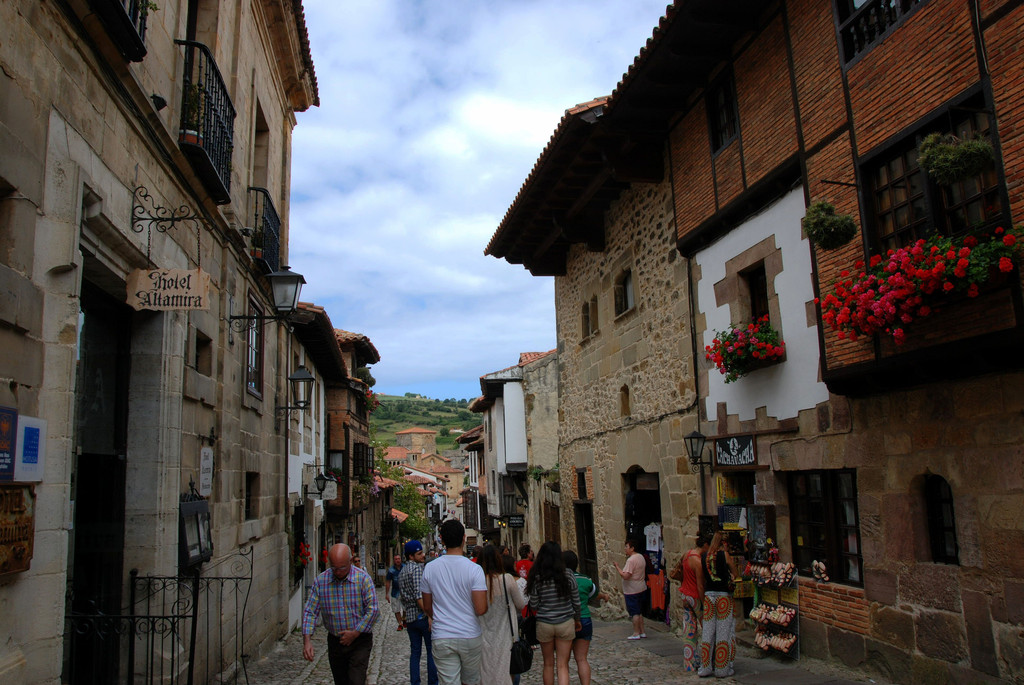 西班牙北部的风情小镇桑提亚纳德玛(santillana del mar)