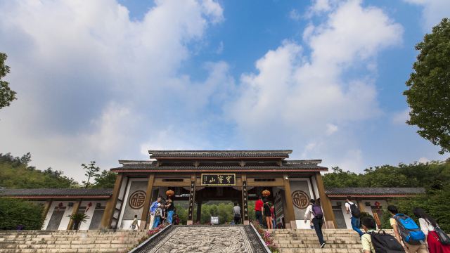 盘山公路直达山上,山上森林成片,苏州当地人把它当成天然大氧吧.
