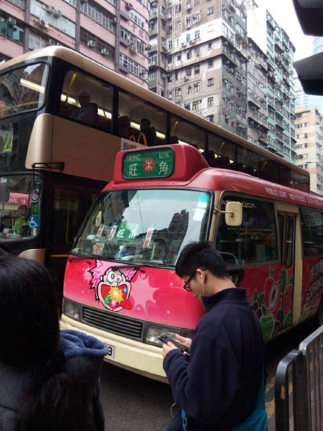 小巴,有两种,没记错的话,红色是上车滴卡,绿色是下车给钱.