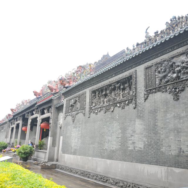 一座座巴洛克时代的欧式建筑和地面的灰白青砖在绿树的遮掩下豁然呈现