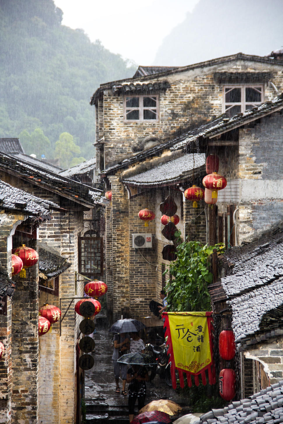 在住的金麦缘客栈三楼的走道里拍的,虽然没看到黄姚古镇的全景,不过