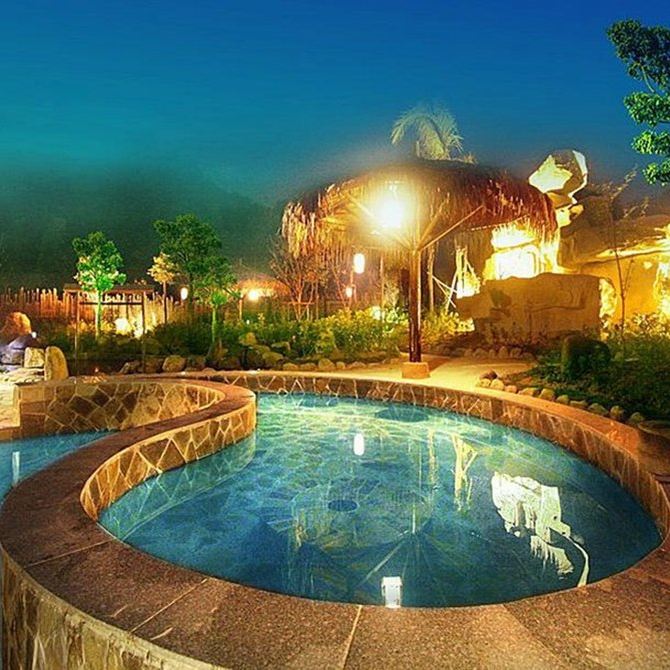 下榻依山傍水的温泉度假村,在酒店里泡个美美的温泉