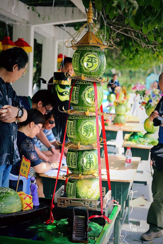 西瓜雕刻先用水彩笔勾勒线条.然后用专用的雕刻刀慢慢沿着线条雕刻.