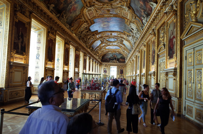 卢浮宫珍宝馆—推开珍宝馆厚重的历史大门,就被眼前这座金碧辉煌的