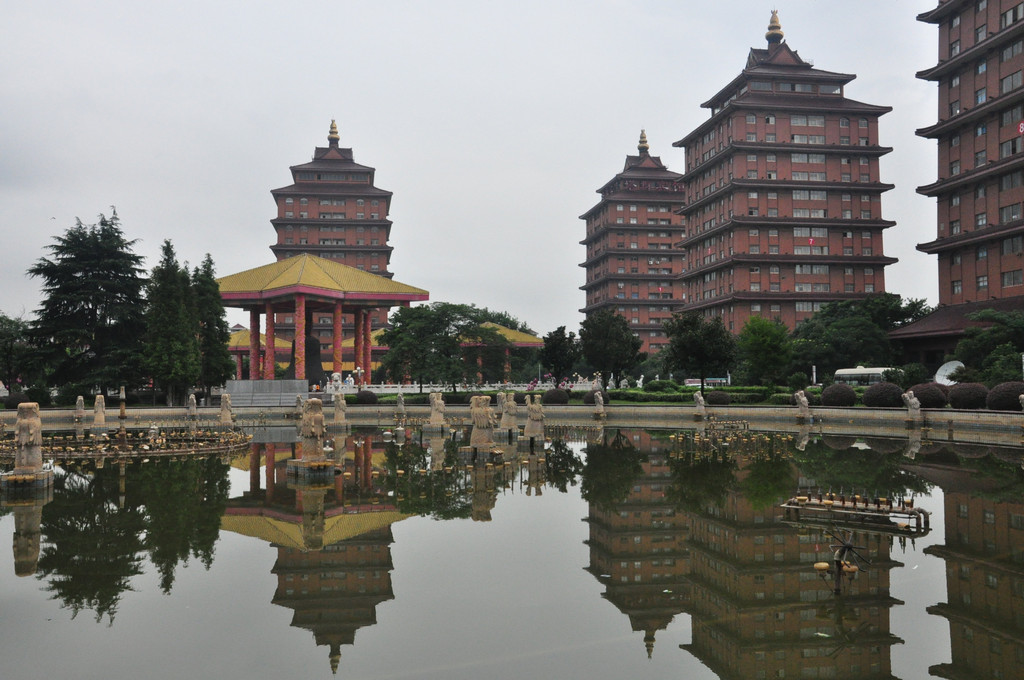 外面雨愈下愈大,我们回到车上,本来想去下一个景点,世界遗产公园和