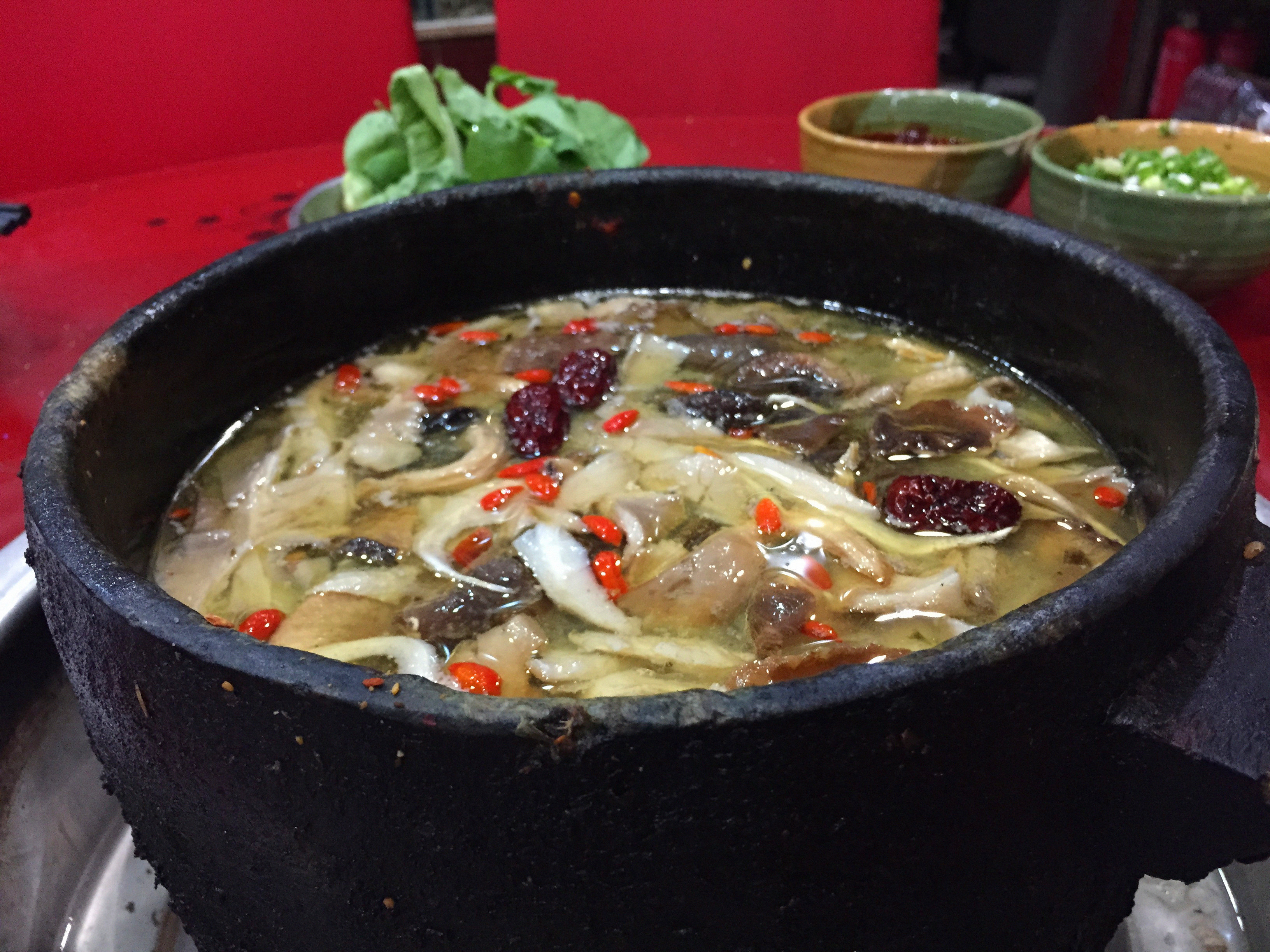 鲁朗石锅鸡总店