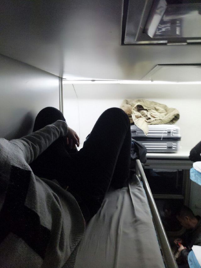 第一次睡火车卧铺,上铺太低了,直不了腰