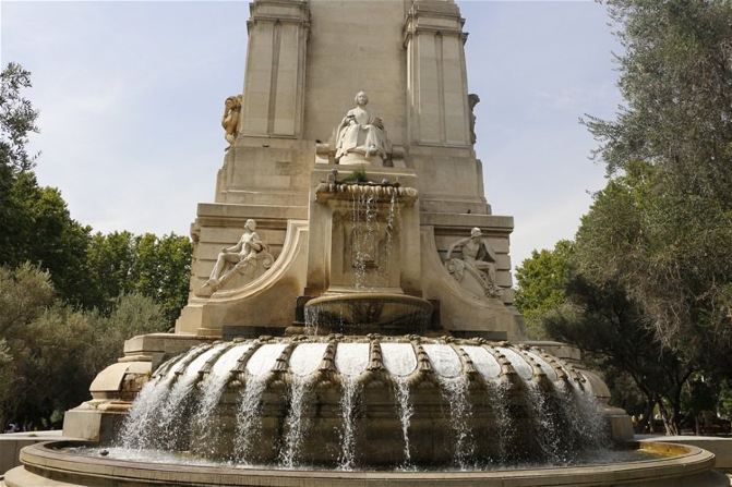#随手拍#[原创]马德里西班牙广场不大,桑丘铜像