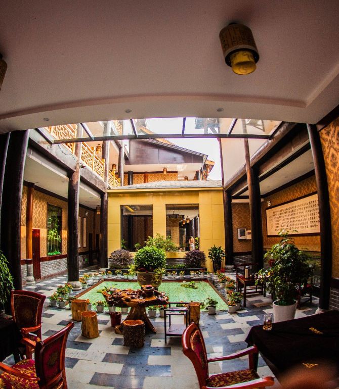 古朴雅致的明清风客栈,泡一壶清茶,坐在天井茶室晒太阳