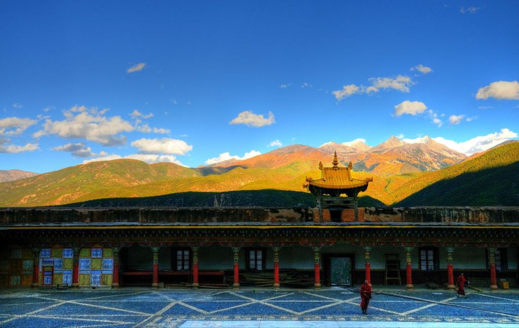 出乡城县城往东上巴姆山,经过一段崎岖山道,到达桑披寺时已近黄昏,寺