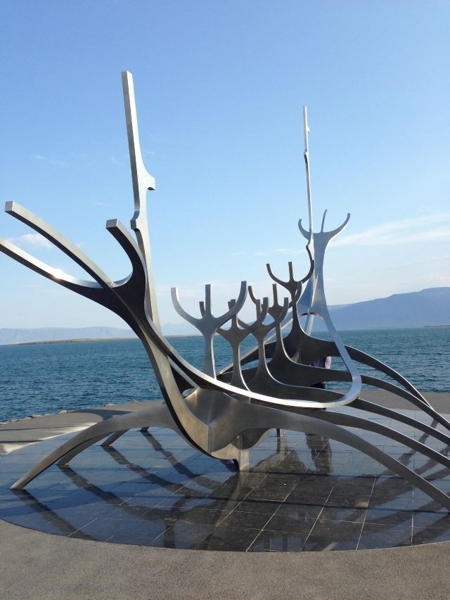 维京海盗船龙骨雕塑