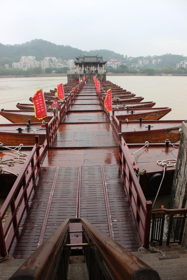 潮州广济桥俗称湘子桥,位于潮州市东门外,在韩江之上,古为沟通韩江