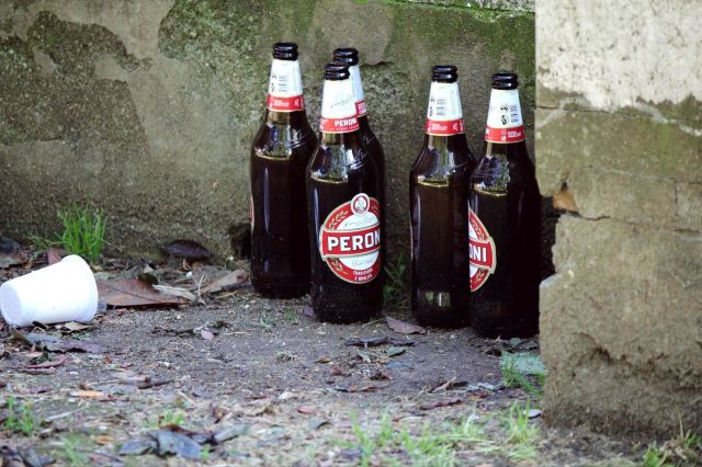 街角遗留的空啤酒瓶,不知道昨晚喝酒的人是不是有一场愉快的对话 罗马