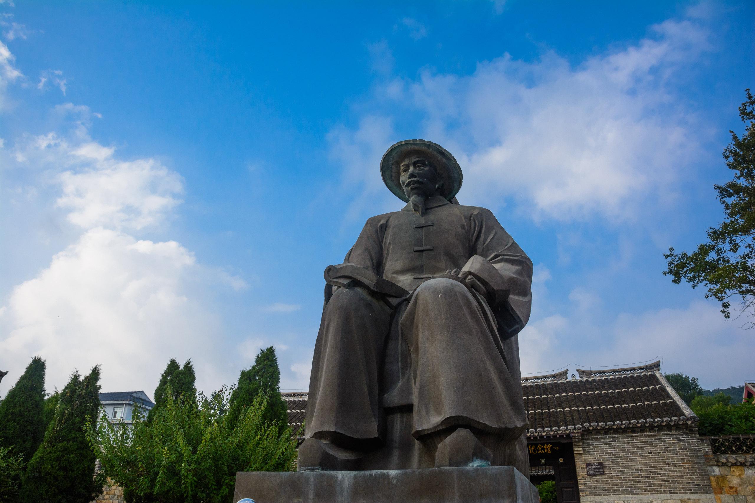 游览国家4A级【华东葡萄酒庄园】+【崂山九龙坡景区】特别赠送赤露珠干红旅行品鉴葡萄酒一瓶(约1.5小时)崂山九龙坡景区体现的是崂山文化,欣赏集天地灵气于一身,呈现聚宝盆的风水宝地,华东庄园体验葡萄酒庄园文化,游客置身童话般的庄园,心旷神怡,参观九龙潭、九龙坡、葡萄长廊、华东名酒窖等。 活动时间:约 2小时30分钟