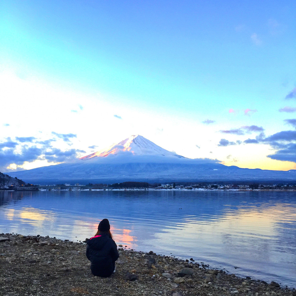 把能穿的衣服都穿上,直奔去湖边等待富士山的日出