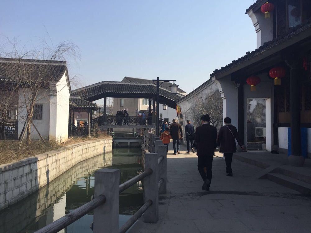 9号(第一天) 上午6点半出发 上海至鸣鹤古镇 车程2小 时 9点到鸣鹤古镇 游玩3小时十用餐1小时 最好下午1点返程去杭州湾温 泉世 界 车程1小时 下午14点到温泉世界 泡 到17点 共3小时 之后回 酒店 车程 小时办理 入住手续,一间需加床, 200元。 休息会找家餐厅用晚餐。 10号(第二天)睡到自然醒,用早 餐,约九点出发,去方家河头千年古村落 车程约一小时 游玩2小时找个地方用午餐。之后附近逛逛回酒店在酒店用餐。 11号(第三天) 8点出发前住绍兴