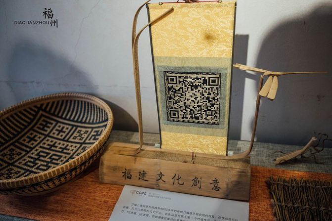 关帝庙 在关帝庙门口,我们看到了牛逼的手工大师,用草编出来各种动物,牛马蛇虫都有,蛮有趣的。 清净寺 从关帝庙出来步行三分钟就能到达清净寺。 虽然清净寺和关帝庙距离很近,不过建筑风格却大相迥异。与关帝庙的繁琐华丽想比,而清净寺寺如其名,清净简约。清净寺坐落在涂门街,和整个泉州繁荣的佛道宗教的中式建筑形成了鲜明对比。 泉州清净寺是我国现在最早的一处伊斯兰教建筑,也叫麒麟寺,艾苏哈卜清真寺。这个艾苏哈卜在阿语里是小伙伴的意思,所以你也可以叫他圣友清真寺。 门票三块,买不了吃亏,买不了上当。我觉得CPI涨的飞
