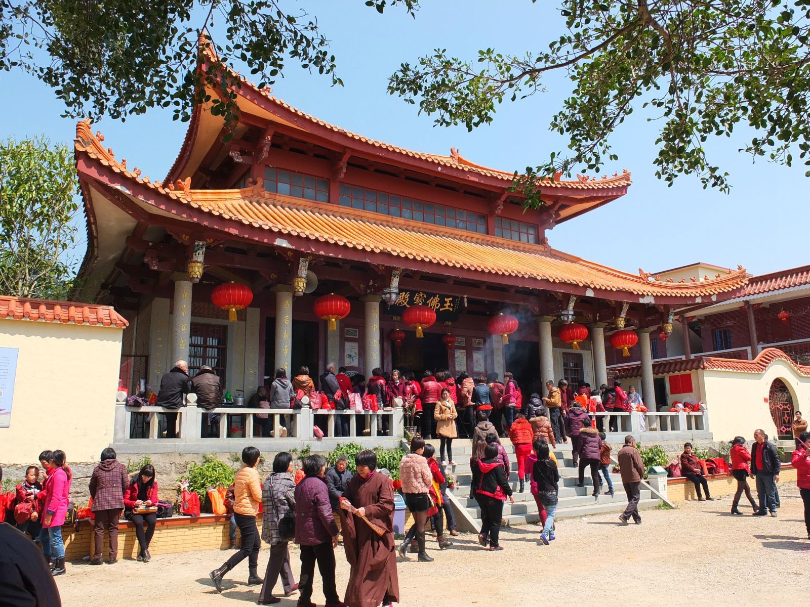 以弘法利生,不久募建小寺于妙高山,命名为"佛国寺"