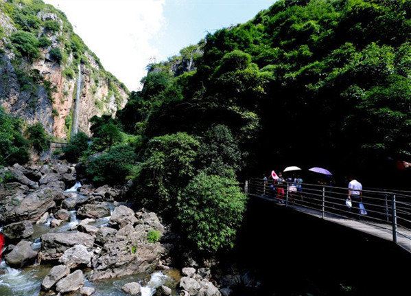 随滚滚激流,踏离合神光返回,顺石级登山,只见横柯上蔽,在昼犹昏,疏条