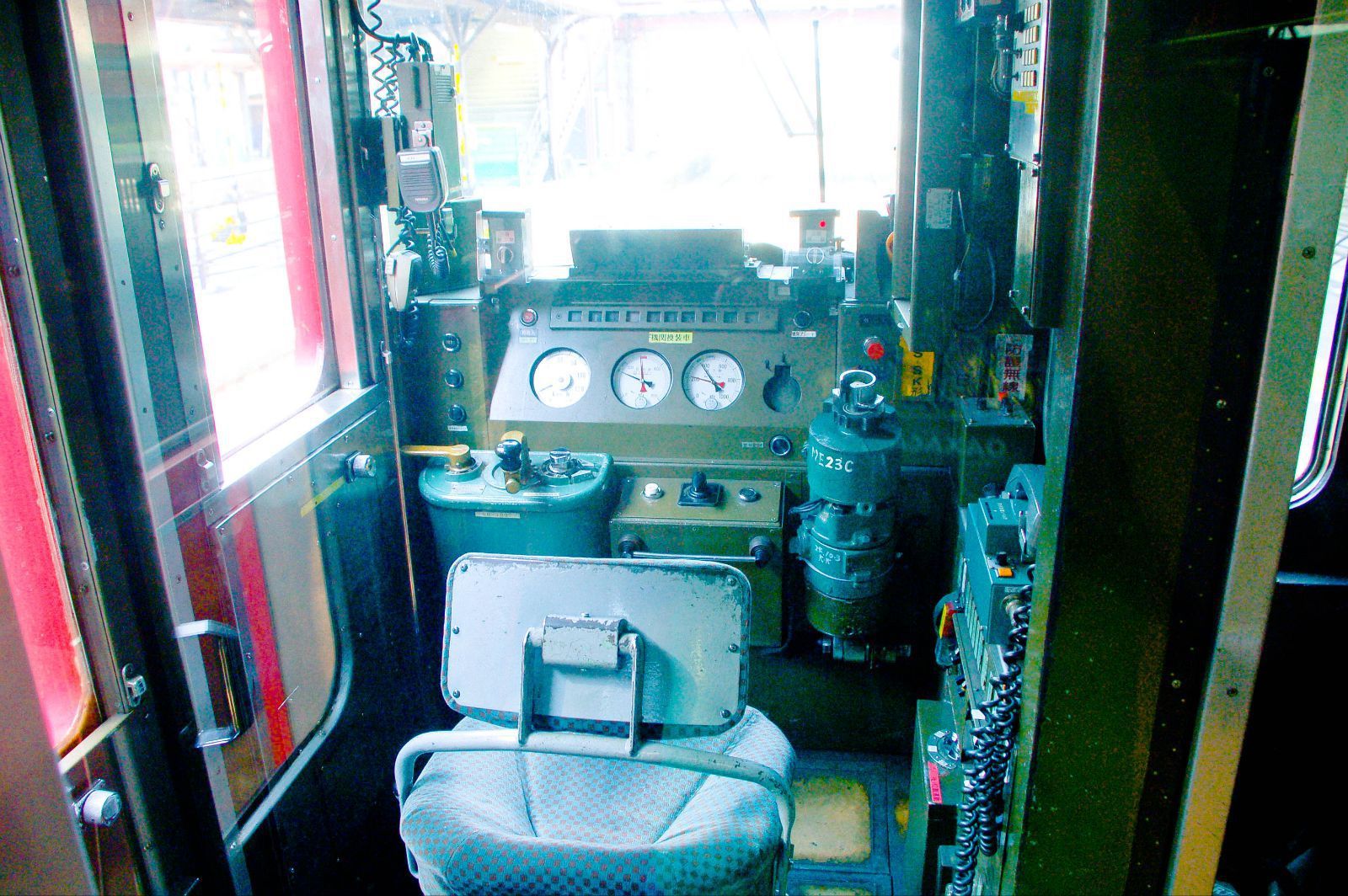 驾驶室,透明的,可以看到司机在里面开火车 九州横断特急火车