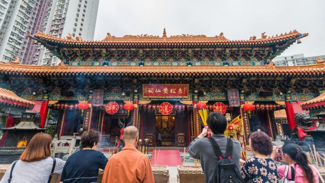 黄大仙祠又名啬色园,始建于1921年,是香港最著名的庙宇之一,祠内供奉