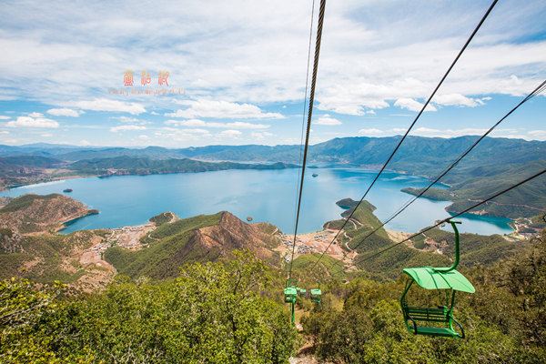 泸沽湖格姆女神山索道为了不留遗憾,下山时还是取出了相机,小心翼翼地