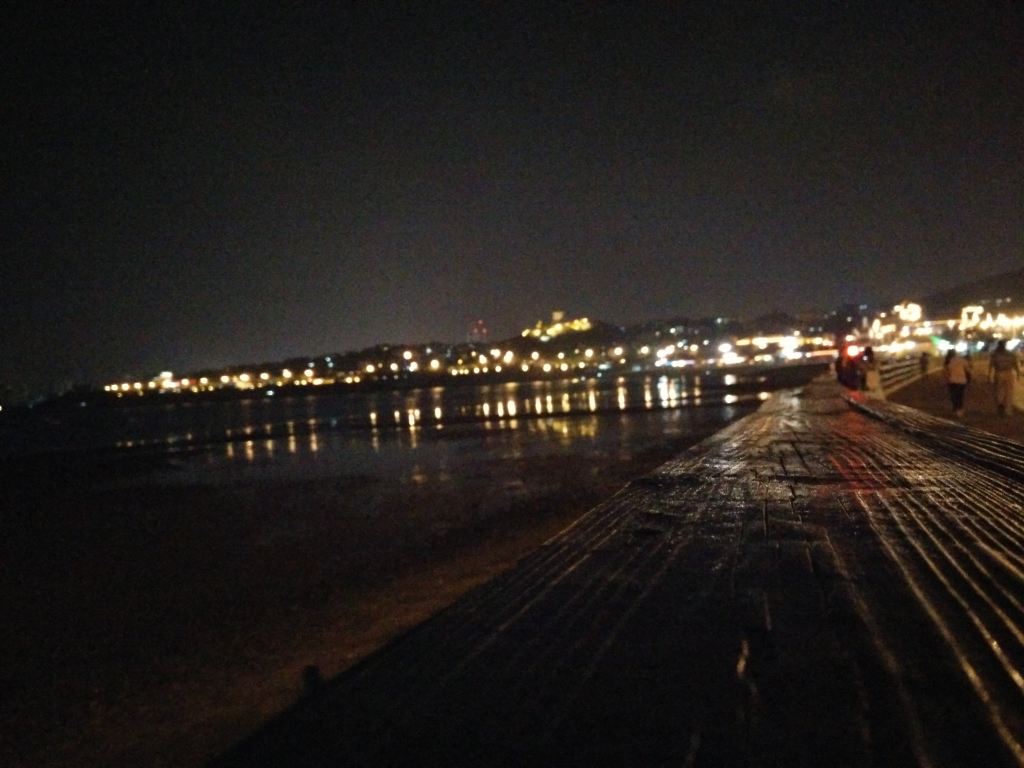 夜晚的海边,少了嘈杂,只剩夜跑者和饭后散步的人,比如我们
